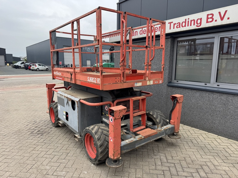 Skyjack SJ 6832RT Schaarhoogwerker / Scissor / Arbeitsbuhne 2015 4X4 Kubota Diesel 12M Werkhoogte - Plataforma de tijeras: foto 4 Skyjack SJ 6832RT Schaarhoogwerker / Scissor / Arbeitsbuhne 2015 4X4 Kubota Diesel 12M Werkhoogte - Plataforma de tijeras: foto 4