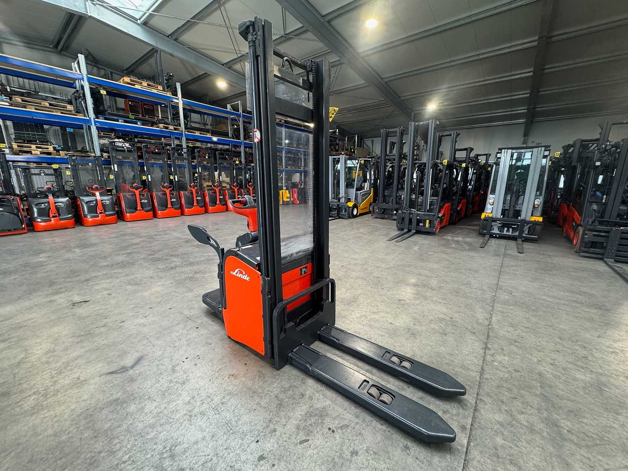04/2012 SERVICE +UVV 10/2026 LINDE L14AP 1.400KG PALLET TRUCK ANT 2.364 HOURS - Carretilla elevadora: foto 5 04/2012 SERVICE +UVV 10/2026 LINDE L14AP 1.400KG PALLET TRUCK ANT 2.364 HOURS - Carretilla elevadora: foto 5