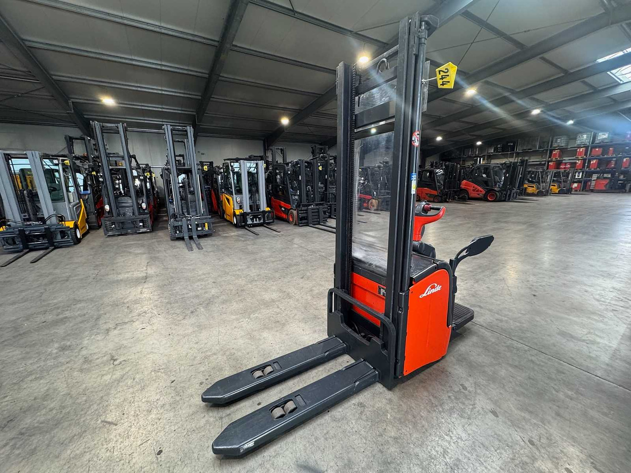04/2012 SERVICE +UVV 10/2026 LINDE L14AP 1.400KG PALLET TRUCK ANT 2.364 HOURS - Carretilla elevadora: foto 3 04/2012 SERVICE +UVV 10/2026 LINDE L14AP 1.400KG PALLET TRUCK ANT 2.364 HOURS - Carretilla elevadora: foto 3