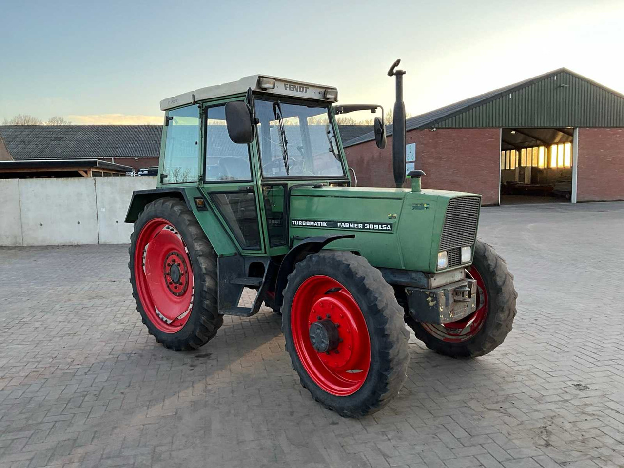 1982 FENDT ALL-WHEEL DRIVE FARM TRACTOR - Tractor: foto 3 1982 FENDT ALL-WHEEL DRIVE FARM TRACTOR - Tractor: foto 3