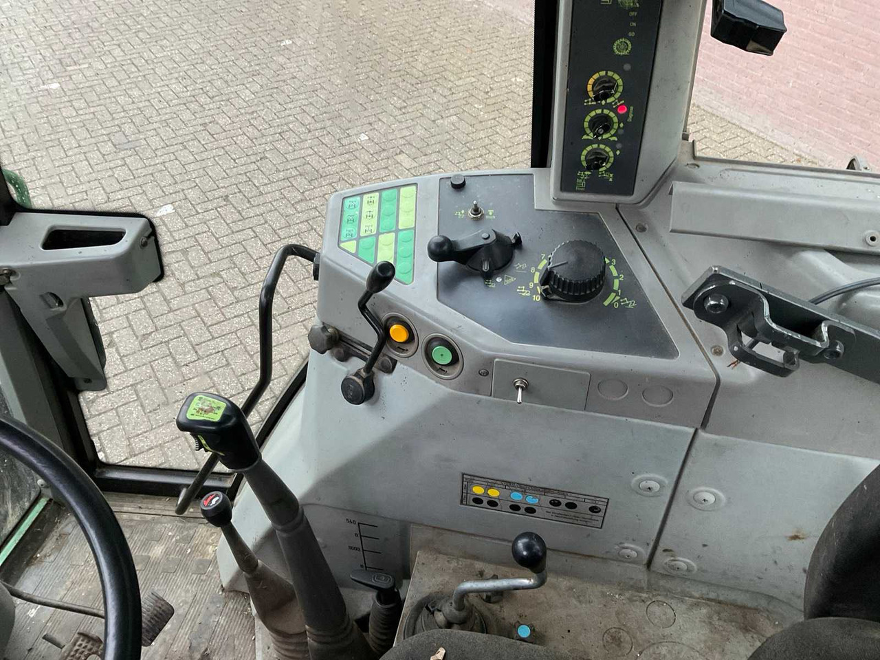 Tractor 1994 FENDT FARMER 312 TURBOMATIK ALL-WHEEL DRIVE FARM TRACTOR: foto 36 Tractor 1994 FENDT FARMER 312 TURBOMATIK ALL-WHEEL DRIVE FARM TRACTOR: foto 36