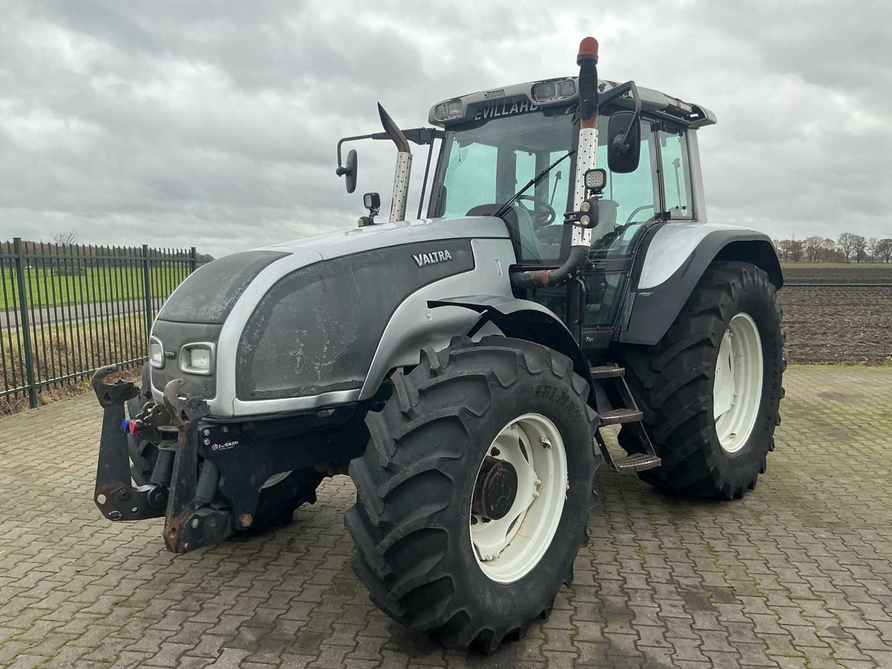 2006 VALTRA T140-4 ALL-WHEEL DRIVE FARM TRACTOR - Tractor: foto 1 2006 VALTRA T140-4 ALL-WHEEL DRIVE FARM TRACTOR - Tractor: foto 1