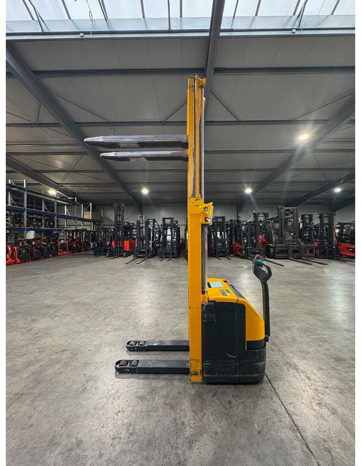 2012 SERVICE + UVV 09/2026 JUNGHEINRICH EJC220 2,000KG STACKER PALLET TRUCK ANT FREE LIFT 5,484 HOURS - Carretilla elevadora: foto 3 2012 SERVICE + UVV 09/2026 JUNGHEINRICH EJC220 2,000KG STACKER PALLET TRUCK ANT FREE LIFT 5,484 HOURS - Carretilla elevadora: foto 3