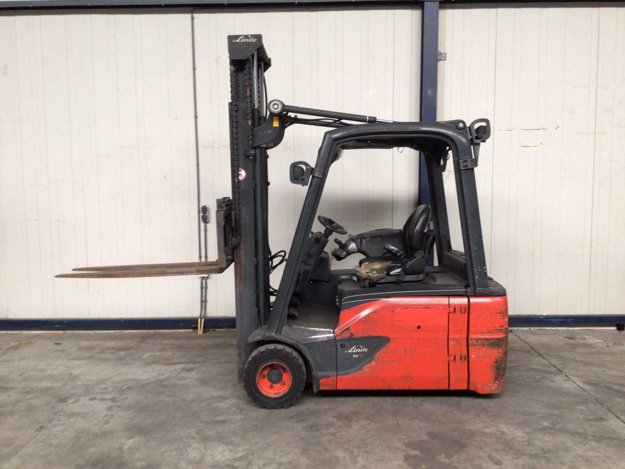 2014 LINDE E18 FORKLIFT - Carretilla elevadora: foto 4 2014 LINDE E18 FORKLIFT - Carretilla elevadora: foto 4