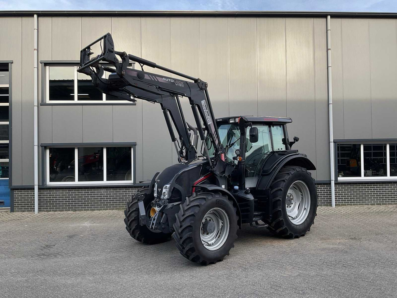 2014 VALTRA N123 HITECH5 FOUR WHEEL DRIVE FARM TRACTOR - Tractor: foto 1 2014 VALTRA N123 HITECH5 FOUR WHEEL DRIVE FARM TRACTOR - Tractor: foto 1