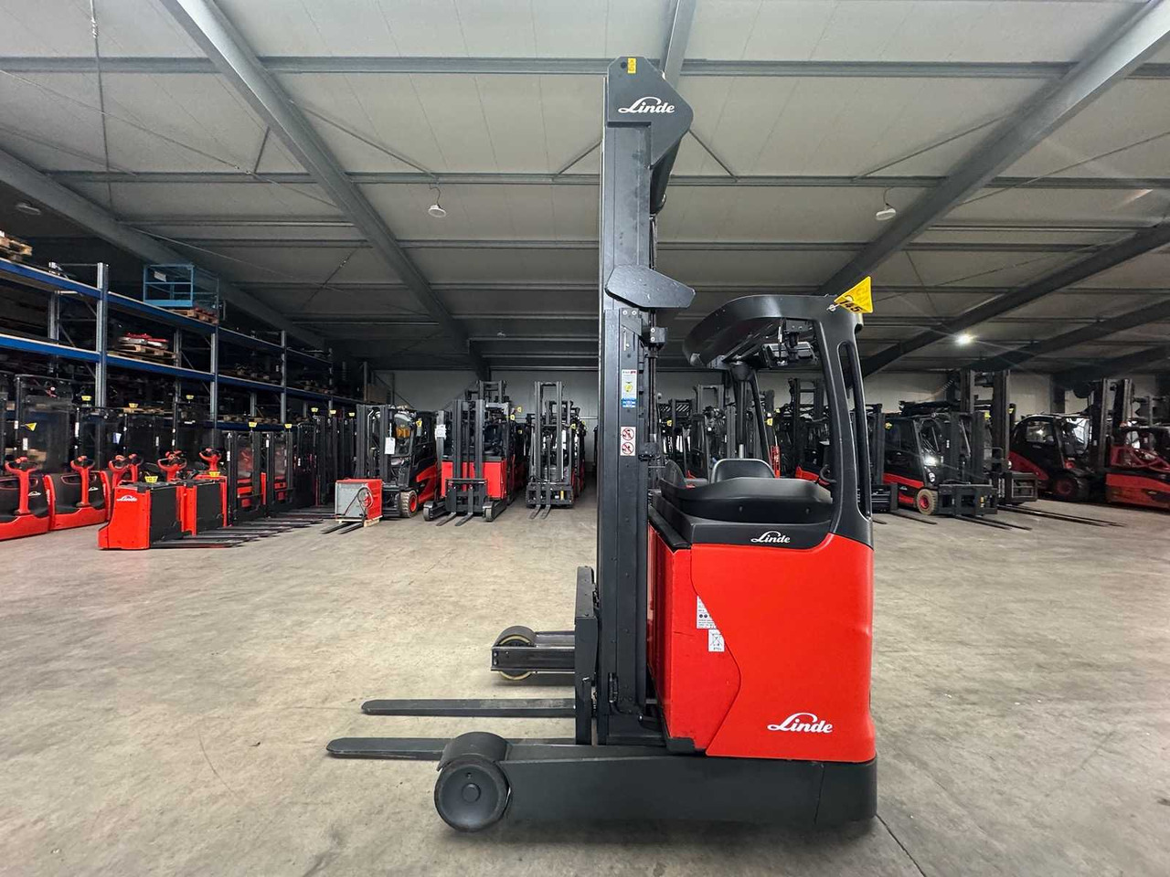 2016 SERVICE+UVV 10/2026 LINDE R16 TRIPLEX 796CM REACH TRUCK FORK ADJUSTER ELECTRIC FORKLIFT - Carretilla elevadora: foto 2 2016 SERVICE+UVV 10/2026 LINDE R16 TRIPLEX 796CM REACH TRUCK FORK ADJUSTER ELECTRIC FORKLIFT - Carretilla elevadora: foto 2