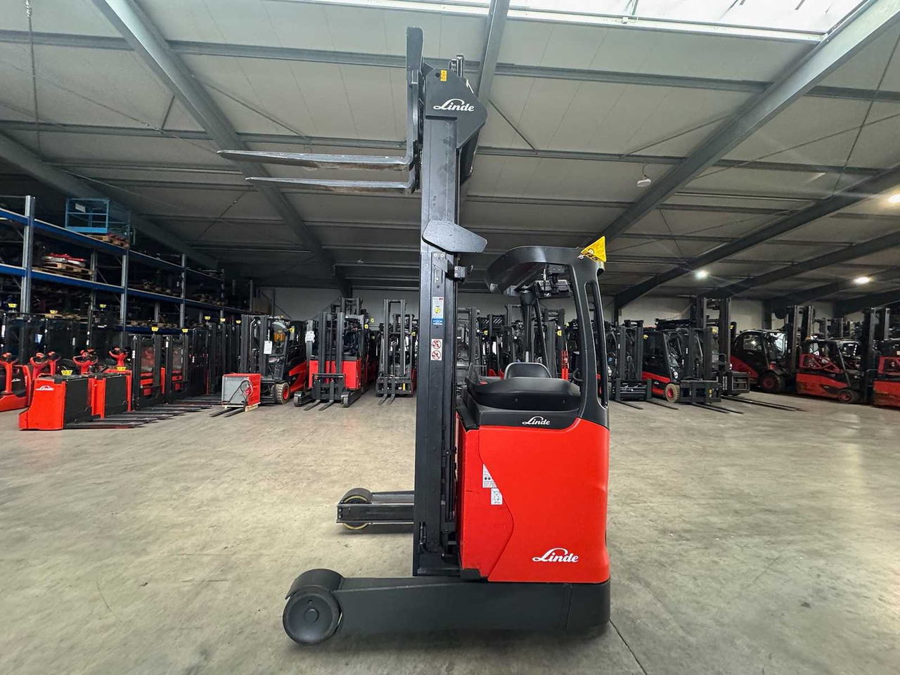 2016 SERVICE+UVV 10/2026 LINDE R16 TRIPLEX 796CM REACH TRUCK FORK ADJUSTER ELECTRIC FORKLIFT - Carretilla elevadora: foto 3 2016 SERVICE+UVV 10/2026 LINDE R16 TRIPLEX 796CM REACH TRUCK FORK ADJUSTER ELECTRIC FORKLIFT - Carretilla elevadora: foto 3