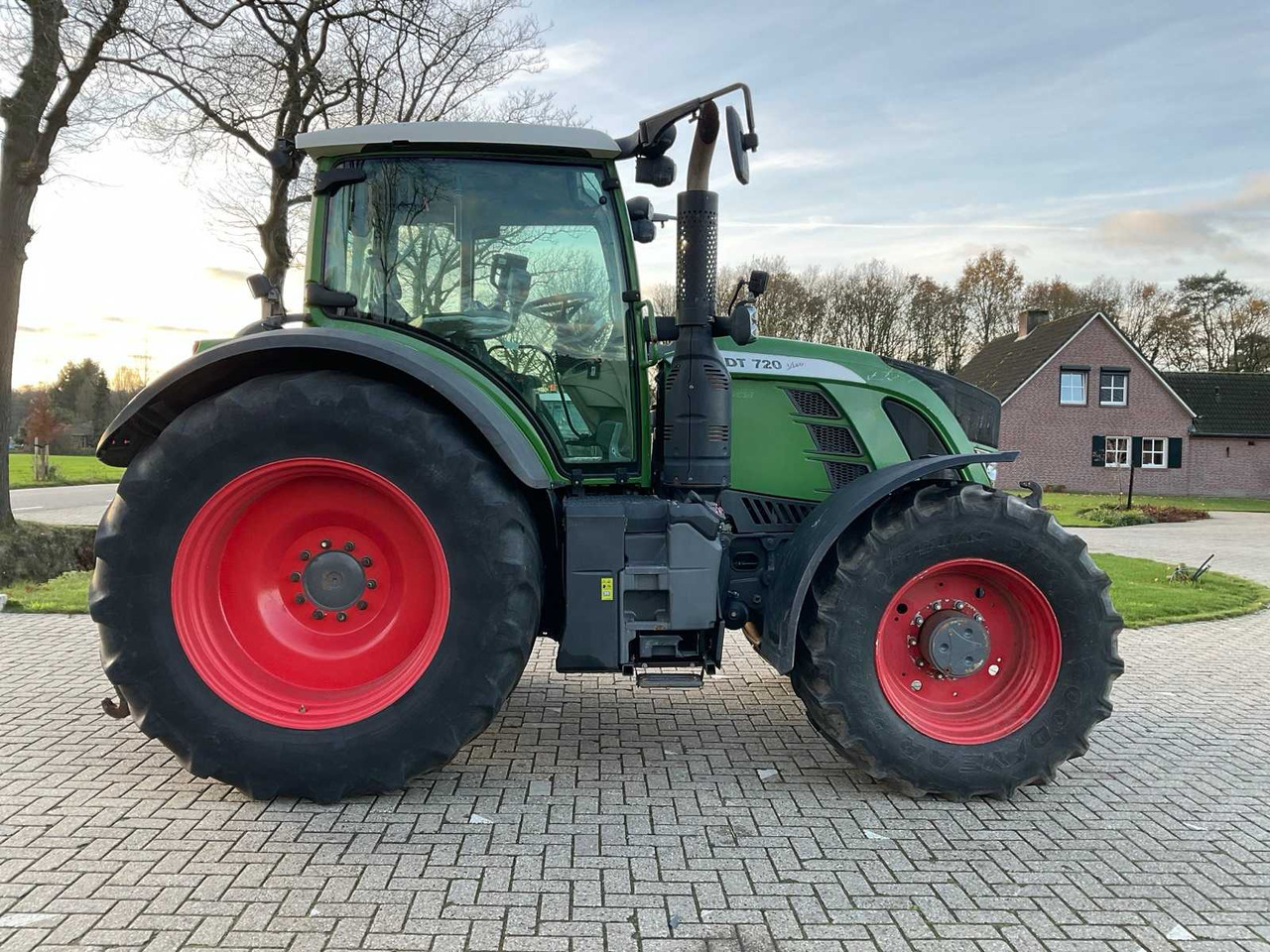 2017 FENDT 720 VARIO S4 ALL-WHEEL DRIVE AGRICULTURAL TRACTOR - Tractor: foto 5 2017 FENDT 720 VARIO S4 ALL-WHEEL DRIVE AGRICULTURAL TRACTOR - Tractor: foto 5