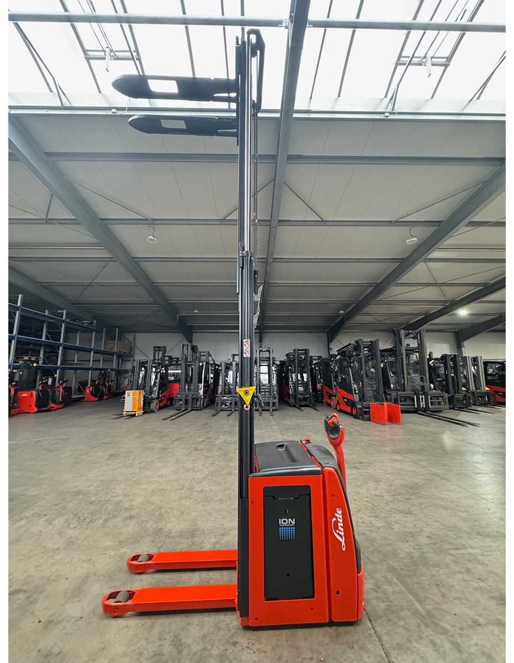 2018 SERVICE +UVV 09/2026 LINDE L14 LITHIUM LI-ION 1.400KG PALLET TRUCK ANT 2.300 HOURS - Carretilla elevadora: foto 4 2018 SERVICE +UVV 09/2026 LINDE L14 LITHIUM LI-ION 1.400KG PALLET TRUCK ANT 2.300 HOURS - Carretilla elevadora: foto 4
