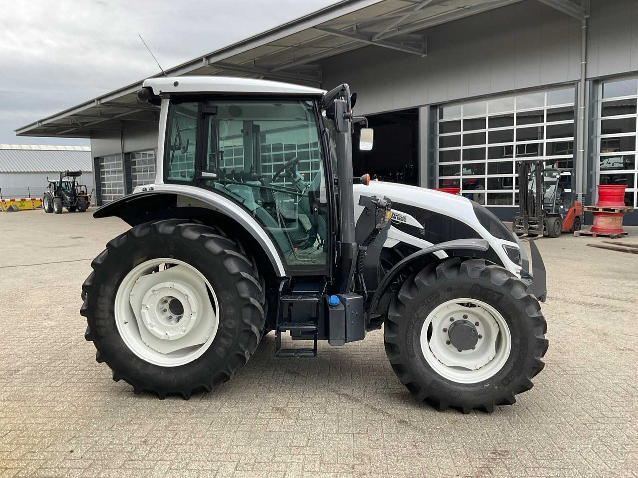2019 VALTRA A104 HITECH ALL-WHEEL DRIVE FARM TRACTOR - Tractor: foto 5 2019 VALTRA A104 HITECH ALL-WHEEL DRIVE FARM TRACTOR - Tractor: foto 5
