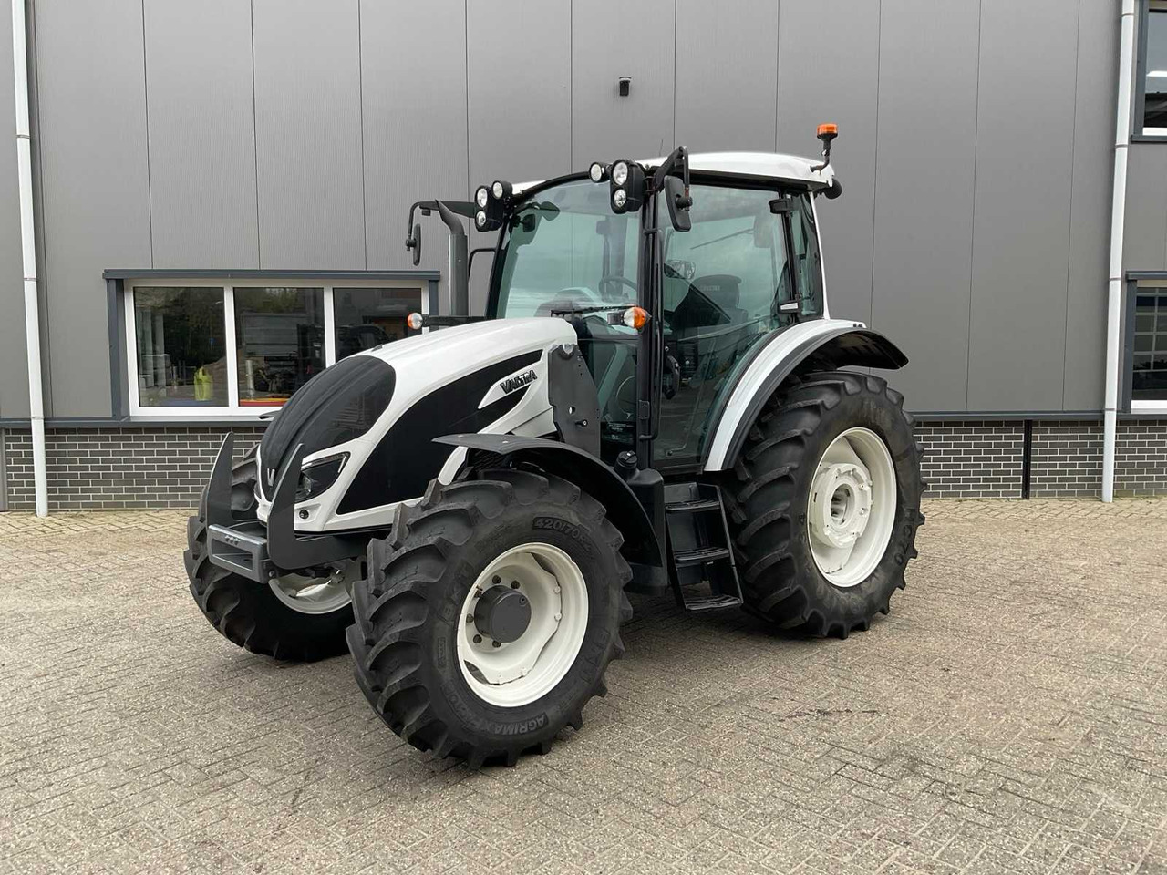 2019 VALTRA A104 HITECH ALL-WHEEL DRIVE FARM TRACTOR - Tractor: foto 1 2019 VALTRA A104 HITECH ALL-WHEEL DRIVE FARM TRACTOR - Tractor: foto 1