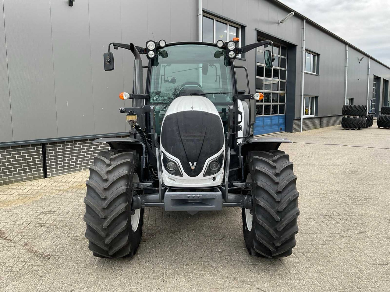 2019 VALTRA A104 HITECH ALL-WHEEL DRIVE FARM TRACTOR - Tractor: foto 3 2019 VALTRA A104 HITECH ALL-WHEEL DRIVE FARM TRACTOR - Tractor: foto 3