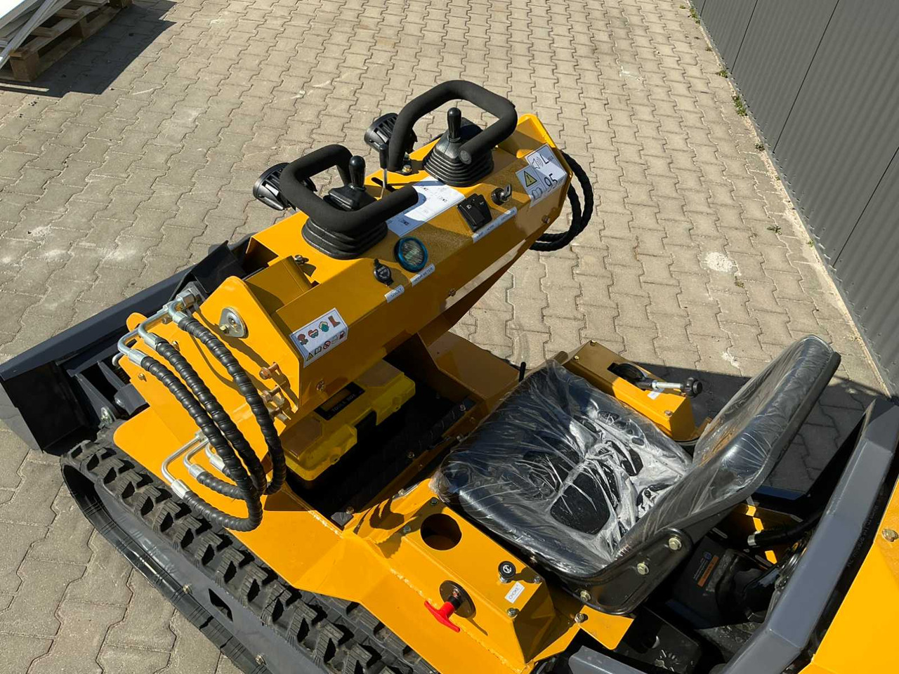 Minicargadora de cadenas BISON TEK BT360 MINI LOADER / TRACK SKID STEER LOADER: foto 16