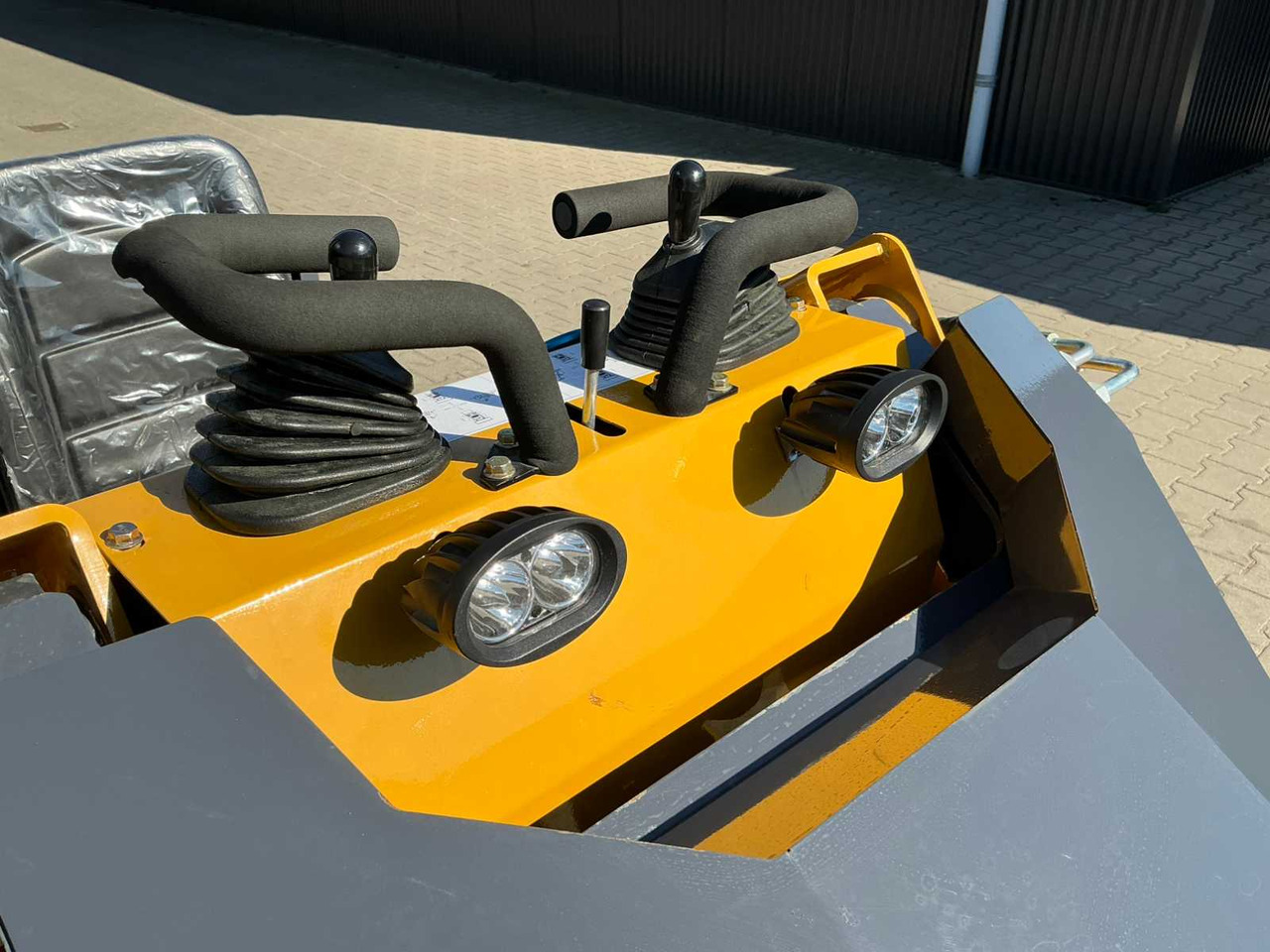 Minicargadora de cadenas BISON TEK BT360 MINI LOADER / TRACK SKID STEER LOADER: foto 25