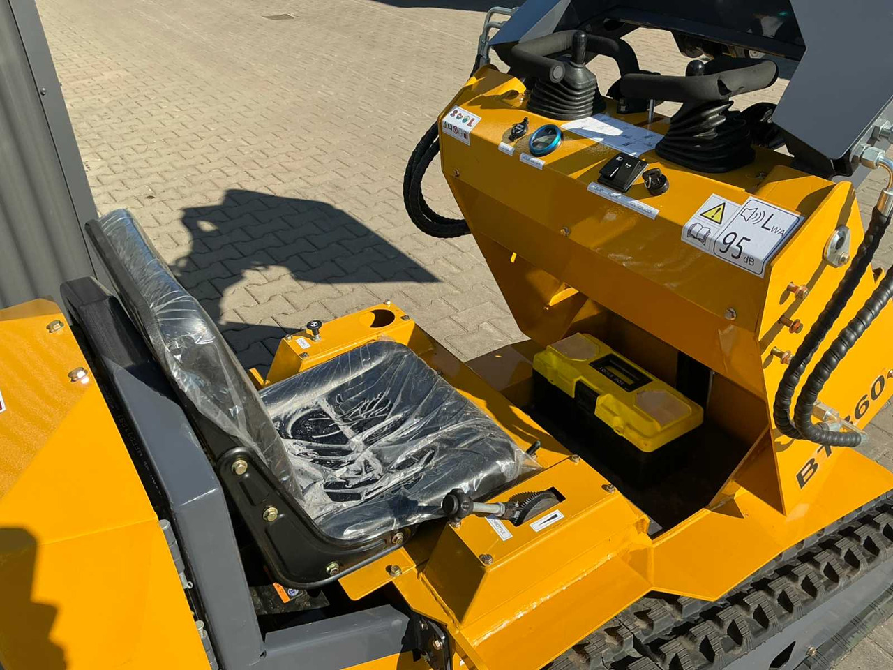 Minicargadora de cadenas BISON TEK BT360 MINI LOADER / TRACK SKID STEER LOADER: foto 13