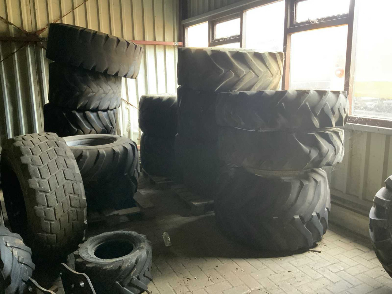 Batch of various tyres (mainly shovel and excavator tyres) - Neumáticos y llantas para Tractor: foto 3 Batch of various tyres (mainly shovel and excavator tyres) - Neumáticos y llantas para Tractor: foto 3