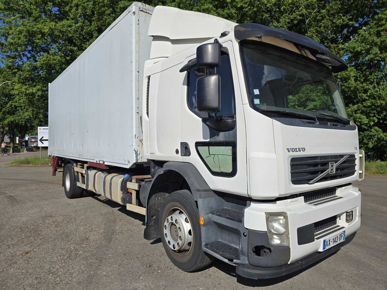 2010 VOLVO FE260 - RIGID WITH TAILGATE - 7.1L DIESEL – AIR-CONDITIONED - Camión: foto 2 2010 VOLVO FE260 - RIGID WITH TAILGATE - 7.1L DIESEL – AIR-CONDITIONED - Camión: foto 2