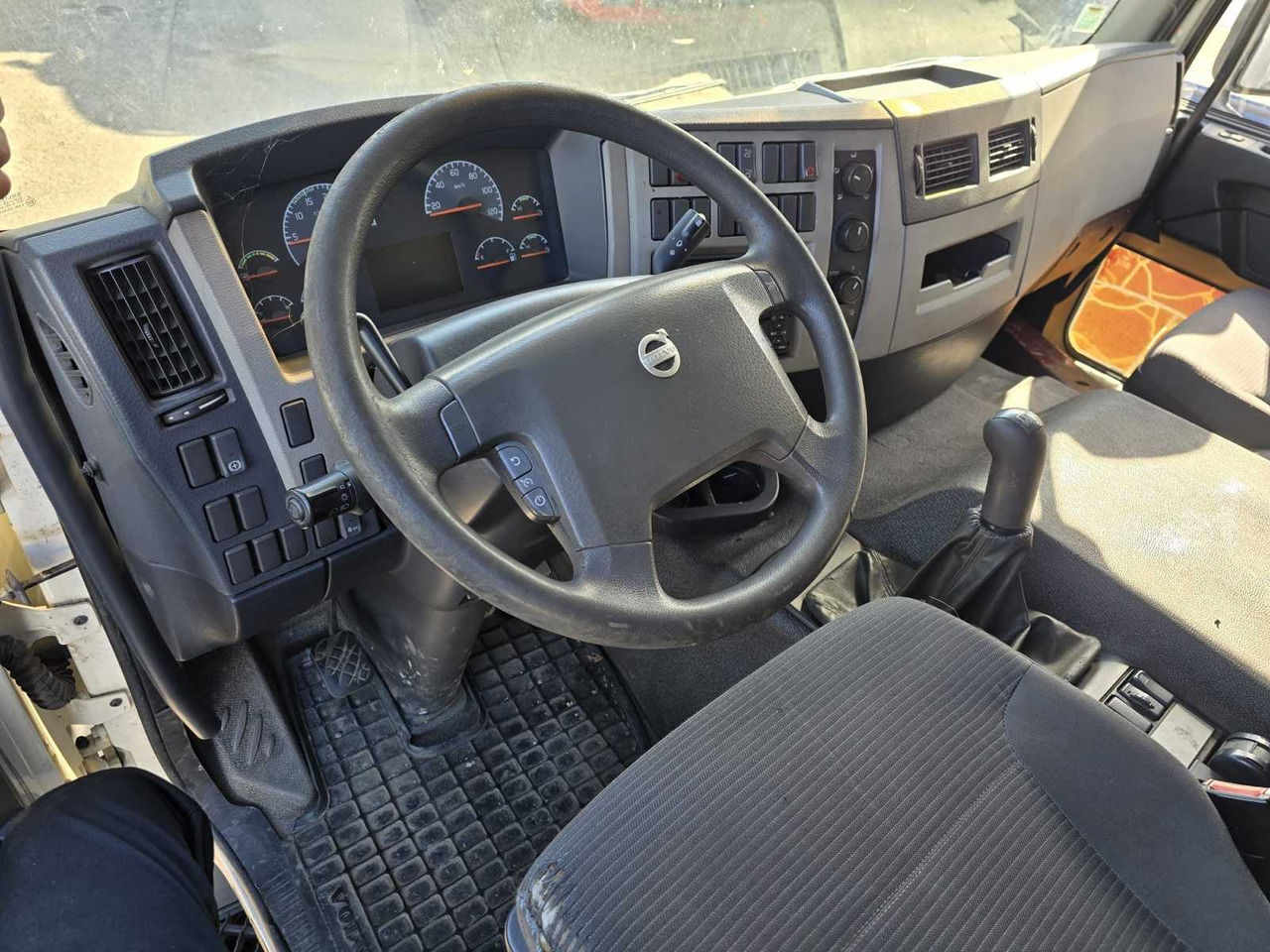 2010 VOLVO FE260 - RIGID WITH TAILGATE - 7.1L DIESEL – AIR-CONDITIONED - Camión: foto 5 2010 VOLVO FE260 - RIGID WITH TAILGATE - 7.1L DIESEL – AIR-CONDITIONED - Camión: foto 5