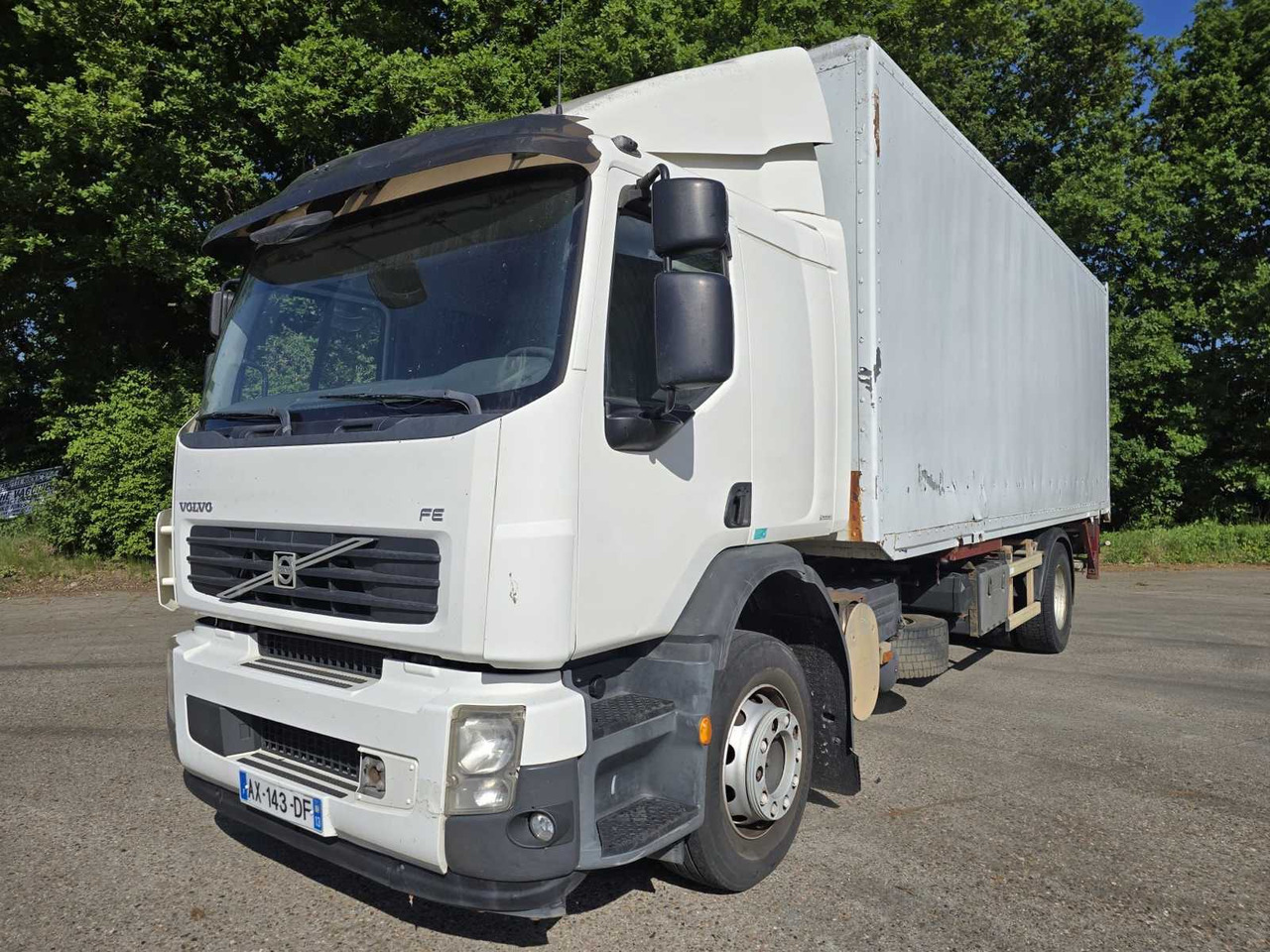 2010 VOLVO FE260 - RIGID WITH TAILGATE - 7.1L DIESEL – AIR-CONDITIONED - Camión: foto 1 2010 VOLVO FE260 - RIGID WITH TAILGATE - 7.1L DIESEL – AIR-CONDITIONED - Camión: foto 1