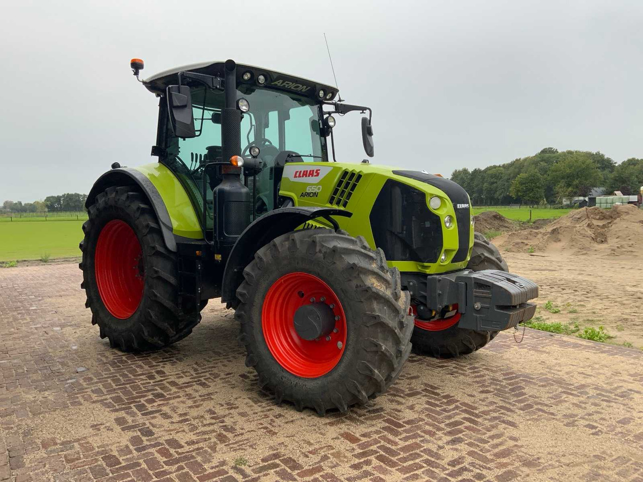 Claas Arion 650 - Tractor: foto 2 Claas Arion 650 - Tractor: foto 2