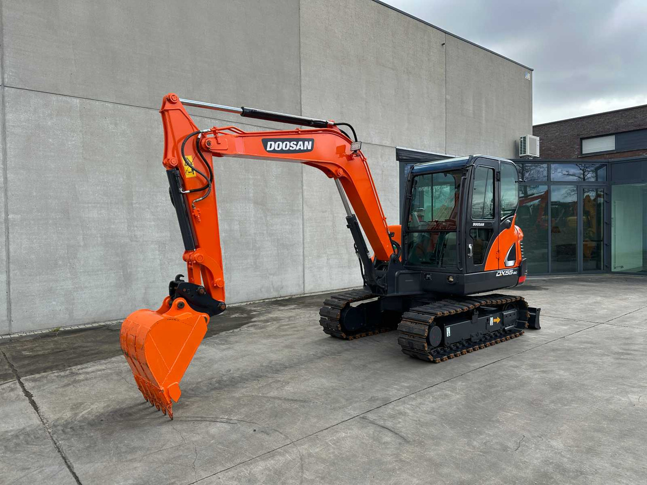 Doosan DX55-9C - Excavadora de cadenas: foto 1 Doosan DX55-9C - Excavadora de cadenas: foto 1