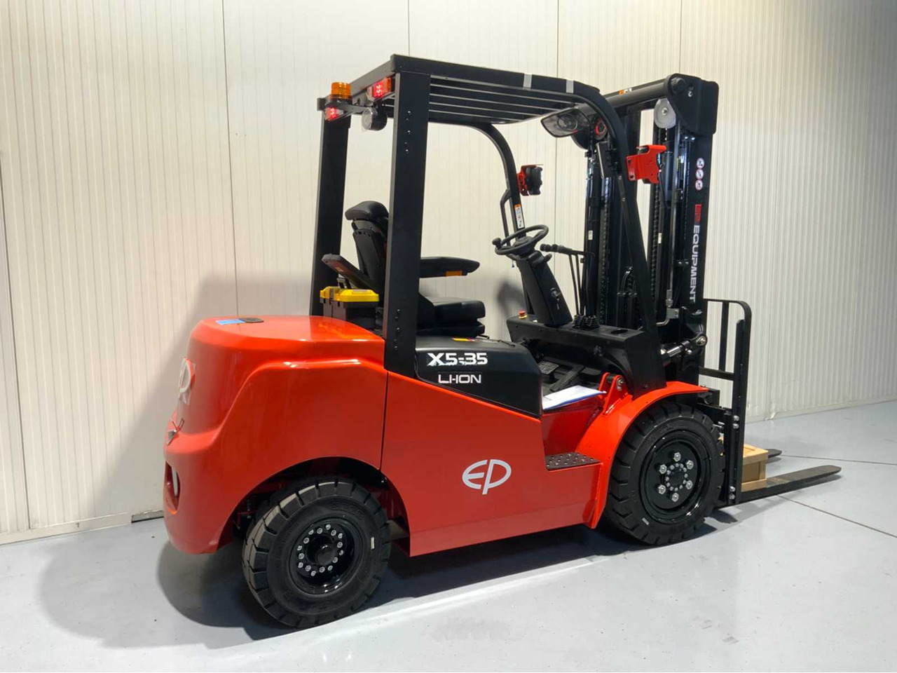 EP 3500KG LIFTING CAPACITY- 4.8 METER PLYWOOD, FREE-LIFT, SIDE-SHIFT FORKLIFT - Carretilla elevadora: foto 4 EP 3500KG LIFTING CAPACITY- 4.8 METER PLYWOOD, FREE-LIFT, SIDE-SHIFT FORKLIFT - Carretilla elevadora: foto 4