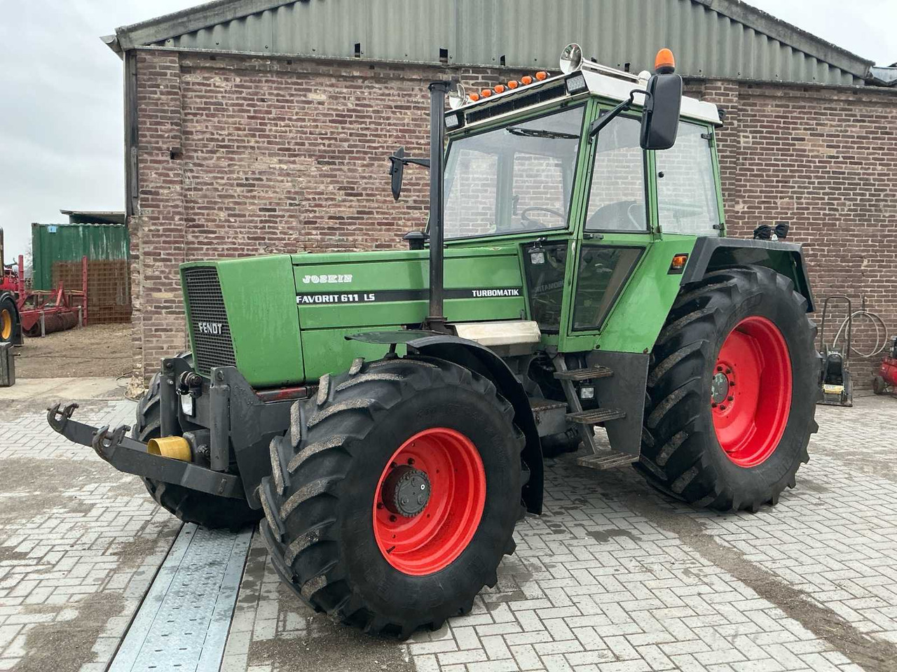 FENDT - 1984 - 611 LS - FOUR-WHEEL DRIVE AGRICULTURAL TRACTOR - Tractor: foto 1 FENDT - 1984 - 611 LS - FOUR-WHEEL DRIVE AGRICULTURAL TRACTOR - Tractor: foto 1