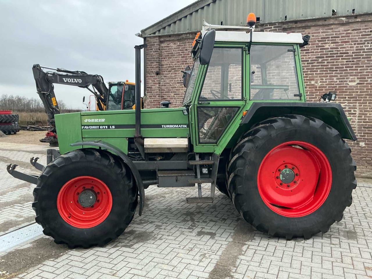 FENDT - 1984 - 611 LS - FOUR-WHEEL DRIVE AGRICULTURAL TRACTOR - Tractor: foto 2 FENDT - 1984 - 611 LS - FOUR-WHEEL DRIVE AGRICULTURAL TRACTOR - Tractor: foto 2