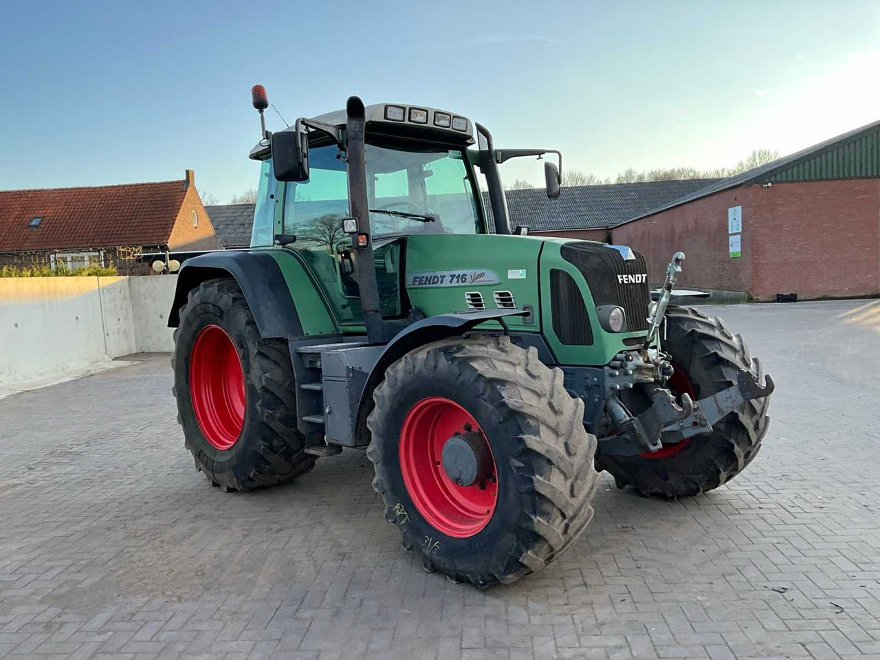 FENDT FOUR-WHEEL DRIVE AGRICULTURAL TRACTOR - Tractor: foto 3 FENDT FOUR-WHEEL DRIVE AGRICULTURAL TRACTOR - Tractor: foto 3