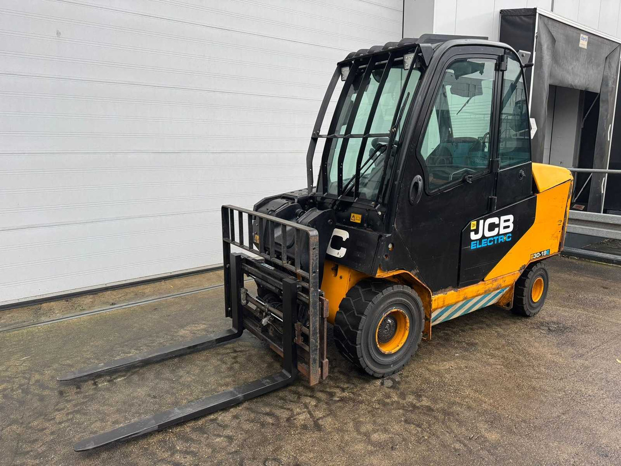 JCB - 2020 - TLT-30-E - FORK POSITIONER, SIDE-SHIFT - FORKLIFT - Carretilla elevadora: foto 1 JCB - 2020 - TLT-30-E - FORK POSITIONER, SIDE-SHIFT - FORKLIFT - Carretilla elevadora: foto 1