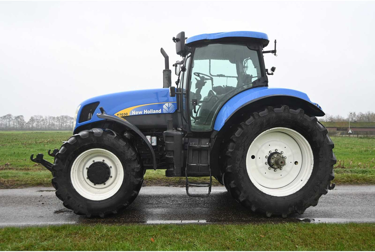 NEW HOLLAND - 2007 - T7030 - ALL-WHEEL DRIVE FARM TRACTOR - Tractor: foto 3 NEW HOLLAND - 2007 - T7030 - ALL-WHEEL DRIVE FARM TRACTOR - Tractor: foto 3