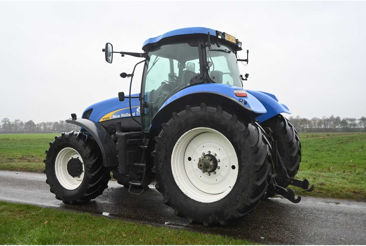 NEW HOLLAND - 2007 - T7030 - ALL-WHEEL DRIVE FARM TRACTOR - Tractor: foto 4 NEW HOLLAND - 2007 - T7030 - ALL-WHEEL DRIVE FARM TRACTOR - Tractor: foto 4