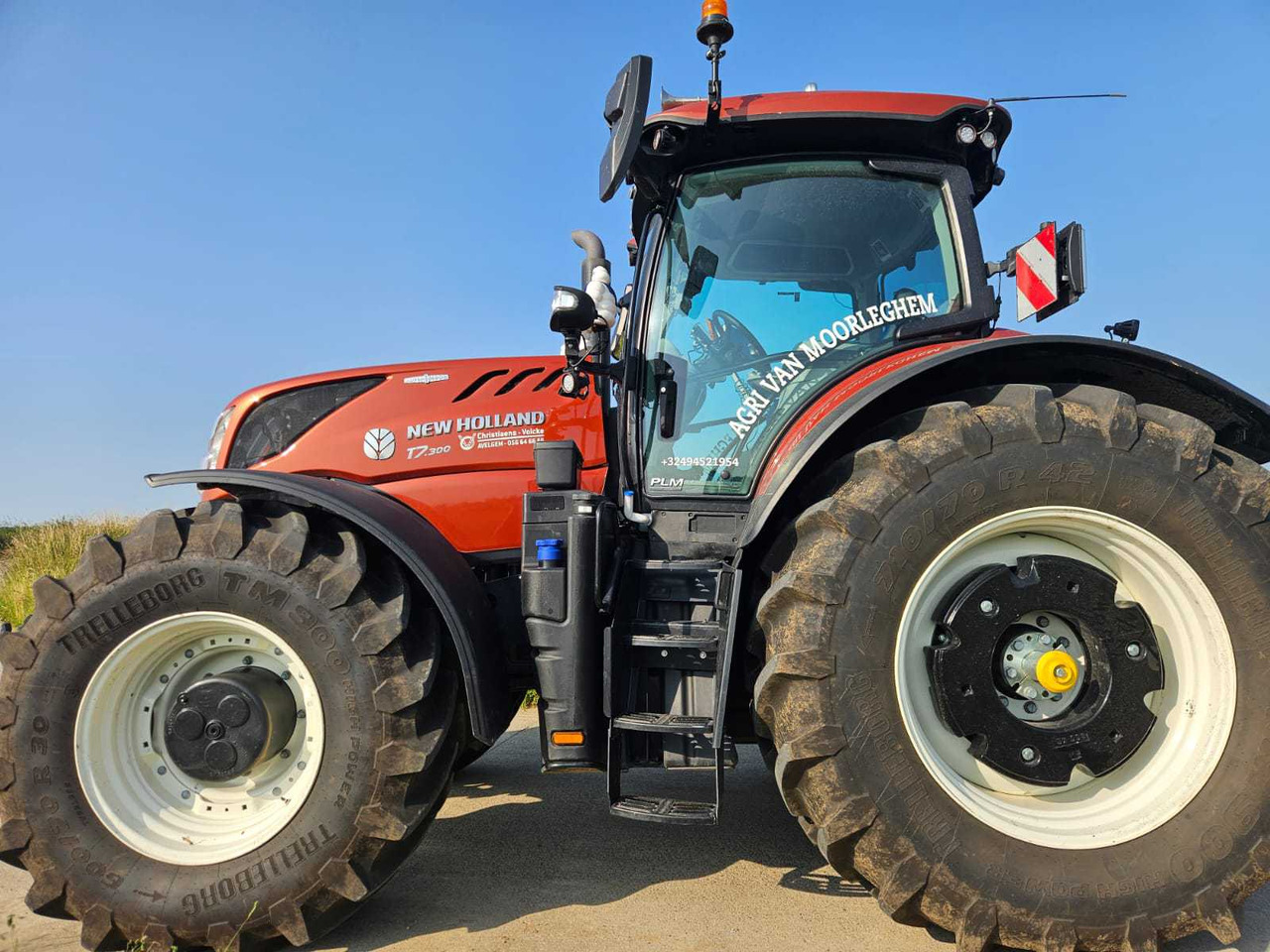 New Holland T7 300 - Tractor: foto 1 New Holland T7 300 - Tractor: foto 1
