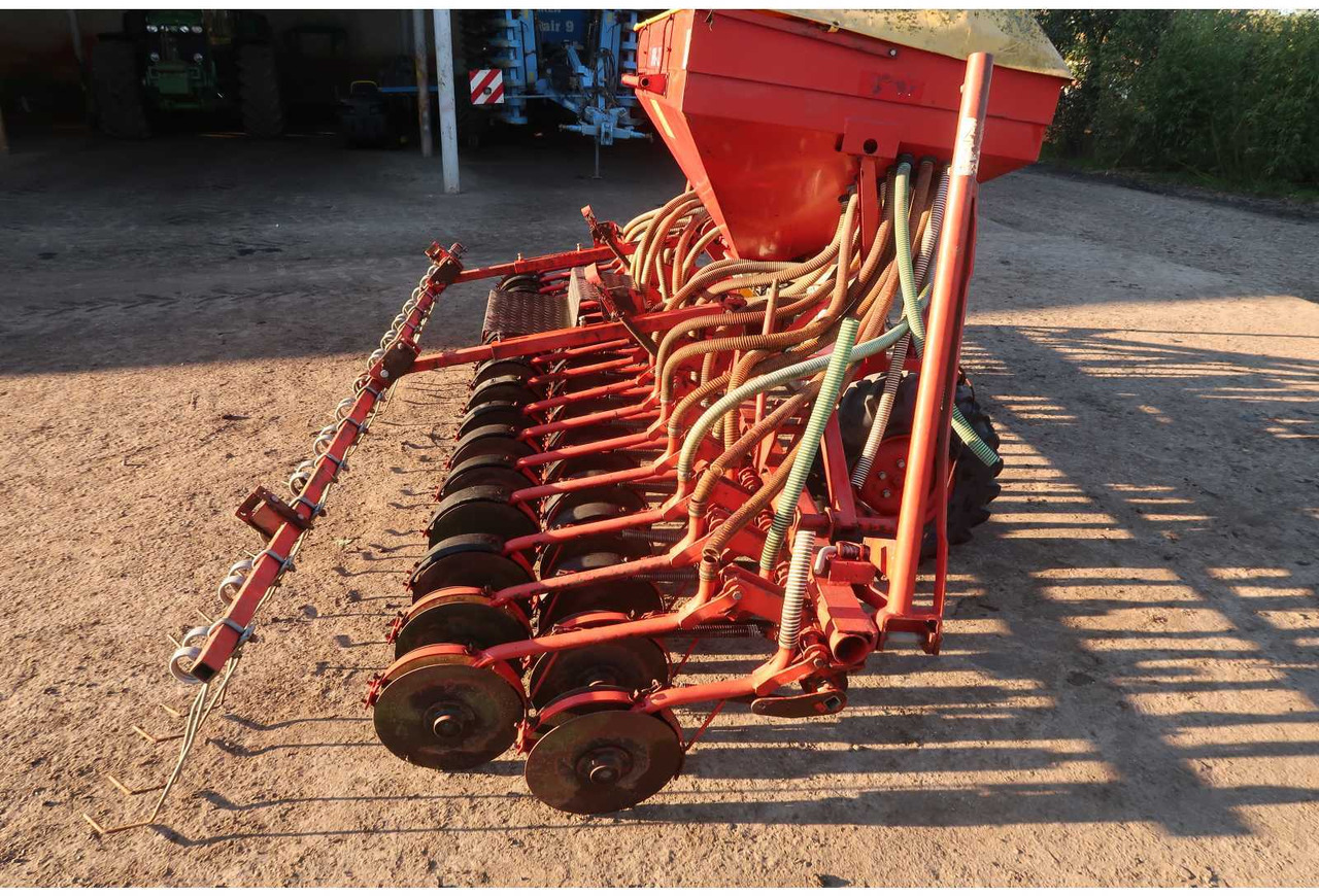 SPU 32 SPU 32 - Seeder - 2006 - 02B-DNL  (163) - Maquinaria de siembra: foto 5 SPU 32 SPU 32 - Seeder - 2006 - 02B-DNL  (163) - Maquinaria de siembra: foto 5