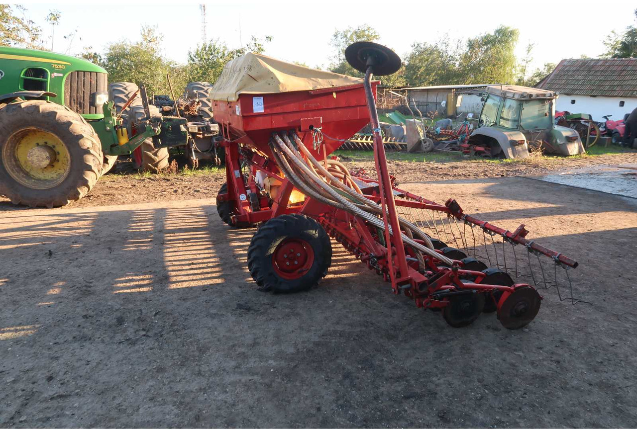 SPU 32 SPU 32 - Seeder - 2006 - 02B-DNL  (163) - Maquinaria de siembra: foto 3 SPU 32 SPU 32 - Seeder - 2006 - 02B-DNL  (163) - Maquinaria de siembra: foto 3