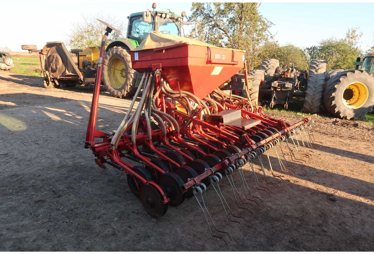 SPU 32 SPU 32 - Seeder - 2006 - 02B-DNL  (163) - Maquinaria de siembra: foto 2 SPU 32 SPU 32 - Seeder - 2006 - 02B-DNL  (163) - Maquinaria de siembra: foto 2
