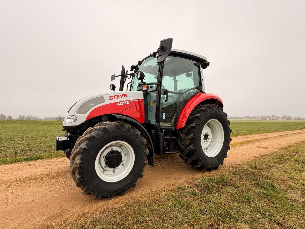 STEYR 4065 S - COMPACT ALL-WHEEL DRIVE TRACTOR (2022) - Tractor: foto 1 STEYR 4065 S - COMPACT ALL-WHEEL DRIVE TRACTOR (2022) - Tractor: foto 1