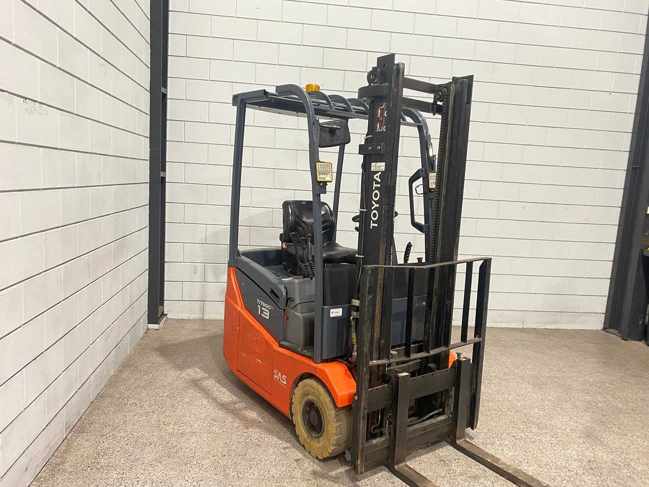 TOYOTA - 2012 - 7FBEST13 - FORKLIFT - SIDE-SHIFT - Carretilla elevadora: foto 2 TOYOTA - 2012 - 7FBEST13 - FORKLIFT - SIDE-SHIFT - Carretilla elevadora: foto 2
