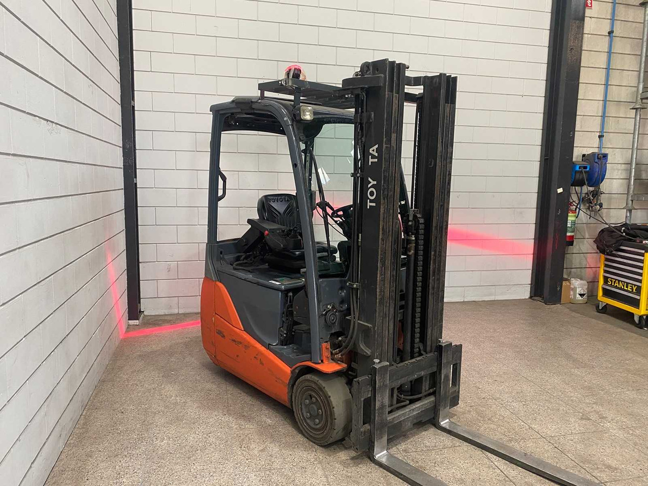 TOYOTA - 2012 - 8 FBEKT 16 - FORKLIFT TRIPLEX - FREE-LIFT - SIDE-SHIFT - Carretilla elevadora: foto 2 TOYOTA - 2012 - 8 FBEKT 16 - FORKLIFT TRIPLEX - FREE-LIFT - SIDE-SHIFT - Carretilla elevadora: foto 2