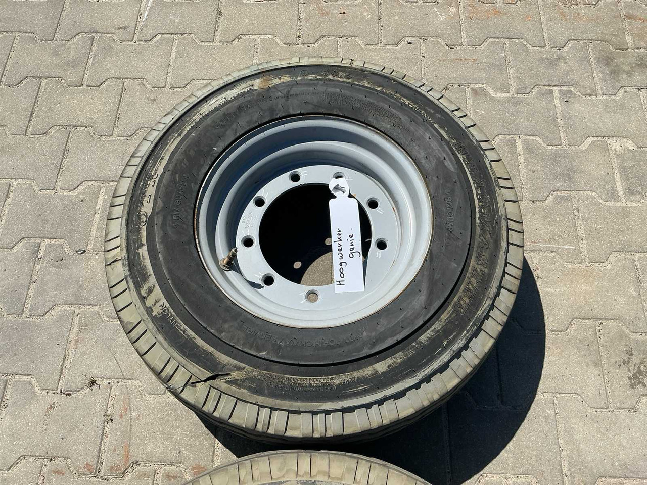 Wheel / tire on rim for Genie aerial platform (2x) - Neumáticos y llantas para Tractor: foto 3 Wheel / tire on rim for Genie aerial platform (2x) - Neumáticos y llantas para Tractor: foto 3