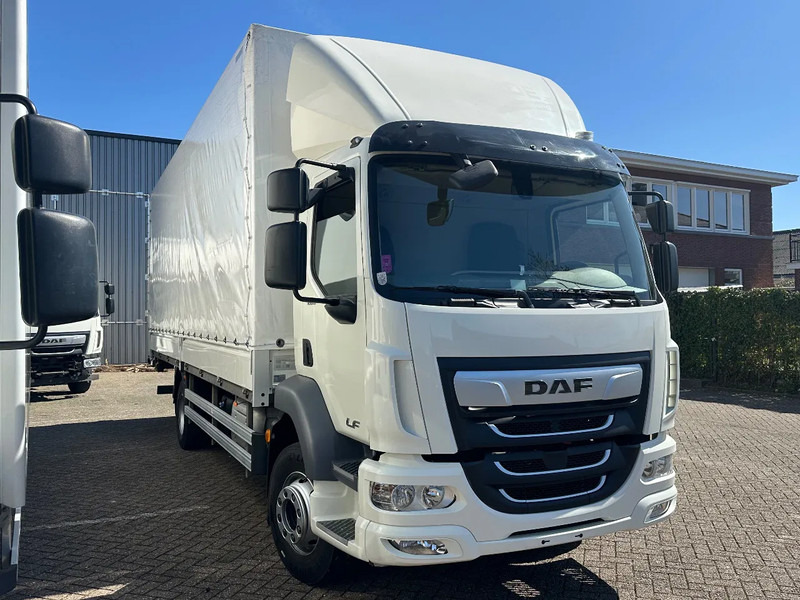 DAF LF 260 LF260.16 EURO6. 2022. Schuifzeil bakwagen met Laadklep. - Camión lona: foto 2 DAF LF 260 LF260.16 EURO6. 2022. Schuifzeil bakwagen met Laadklep. - Camión lona: foto 2