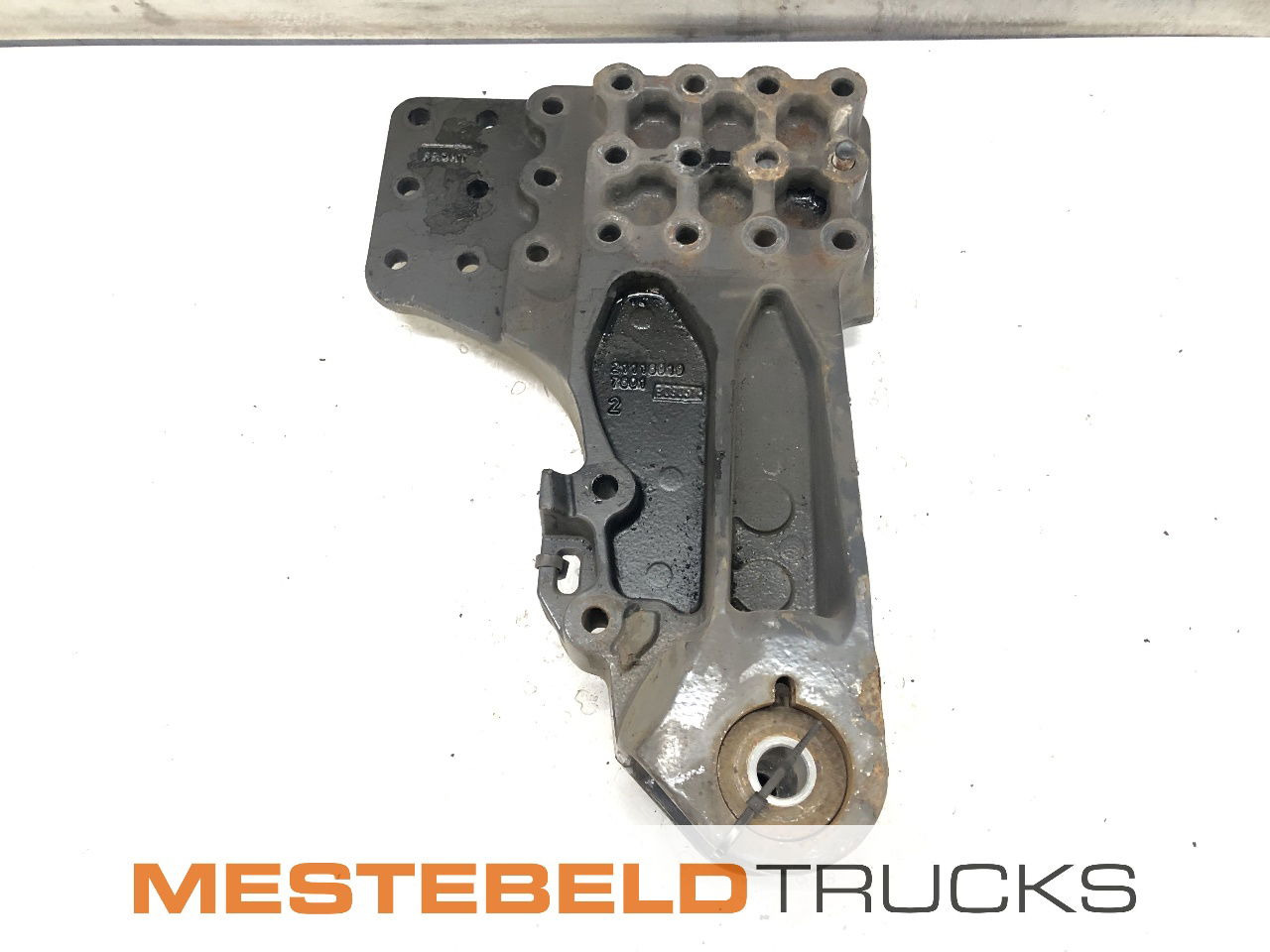 Volvo Veersteun rechts van sleepas - Bastidor/ Chasis para Camión: foto 1 Volvo Veersteun rechts van sleepas - Bastidor/ Chasis para Camión: foto 1