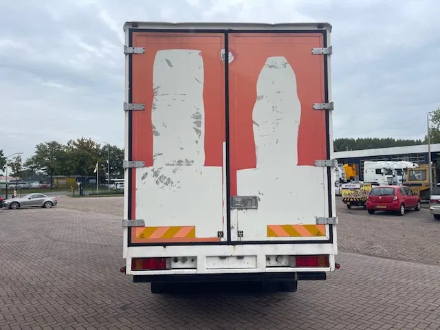 DAF XF 95.380 Euro 2 Manual-Gear - Camión caja cerrada: foto 4 DAF XF 95.380 Euro 2 Manual-Gear - Camión caja cerrada: foto 4