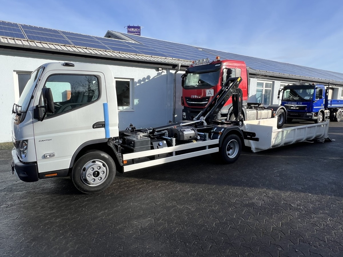 FUSO Canter FUSO 7C18 City Abrollkipper Miete - Camión multibasculante: foto 3 FUSO Canter FUSO 7C18 City Abrollkipper Miete - Camión multibasculante: foto 3