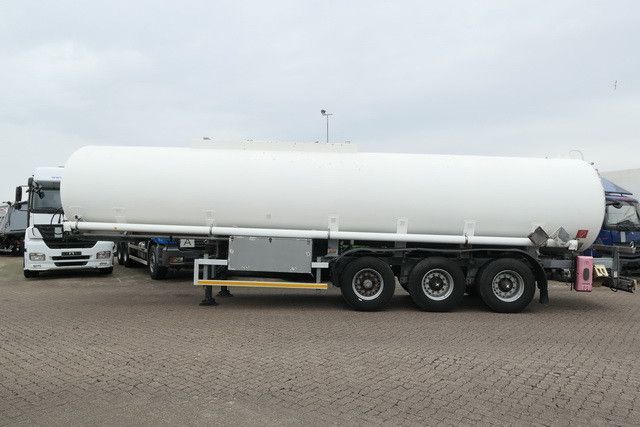 Kässbohrer STH 34/10-24/Tank 34.000 ltr./Unterbefüll./Pumpe - Semirremolque cisterna: foto 2 Kässbohrer STH 34/10-24/Tank 34.000 ltr./Unterbefüll./Pumpe - Semirremolque cisterna: foto 2