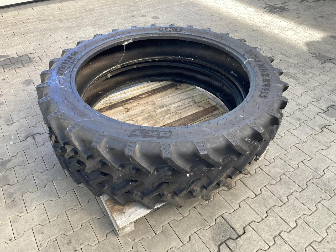 BKT 270/95R46 - Neumático para Maquinaria agrícola: foto 1 BKT 270/95R46 - Neumático para Maquinaria agrícola: foto 1