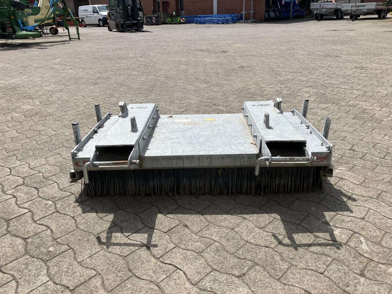 Fliegl Löwe 1,50m - Barredora cucharón para Vehículo municipal: foto 3 Fliegl Löwe 1,50m - Barredora cucharón para Vehículo municipal: foto 3