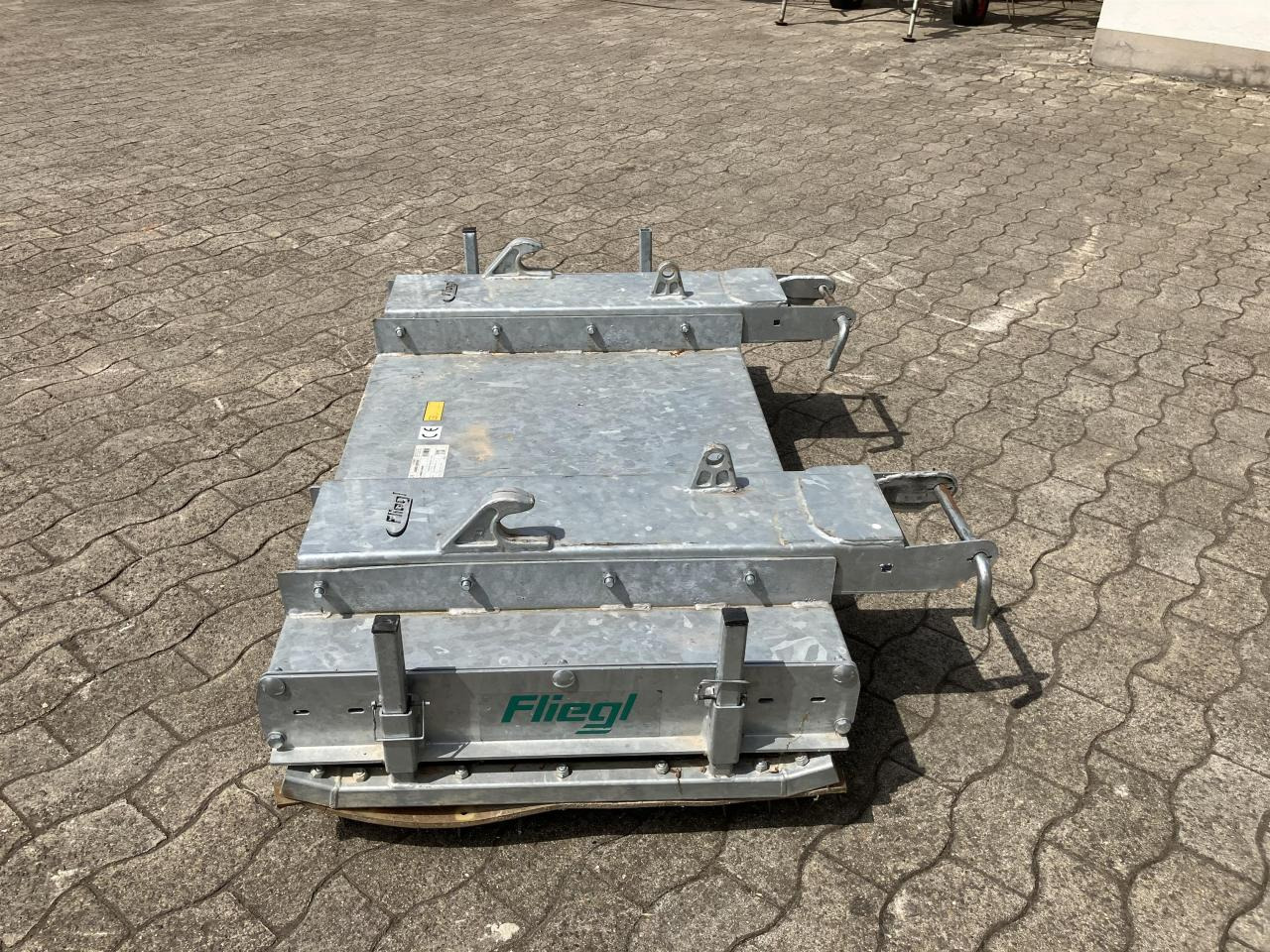 Fliegl Löwe 1,50m - Barredora cucharón para Vehículo municipal: foto 2 Fliegl Löwe 1,50m - Barredora cucharón para Vehículo municipal: foto 2