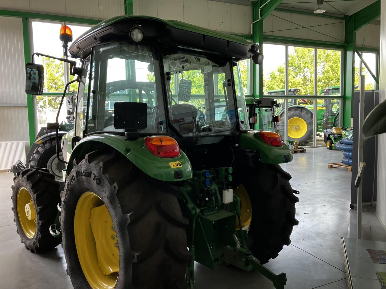 John Deere 5075E - Tractor: foto 4 John Deere 5075E - Tractor: foto 4