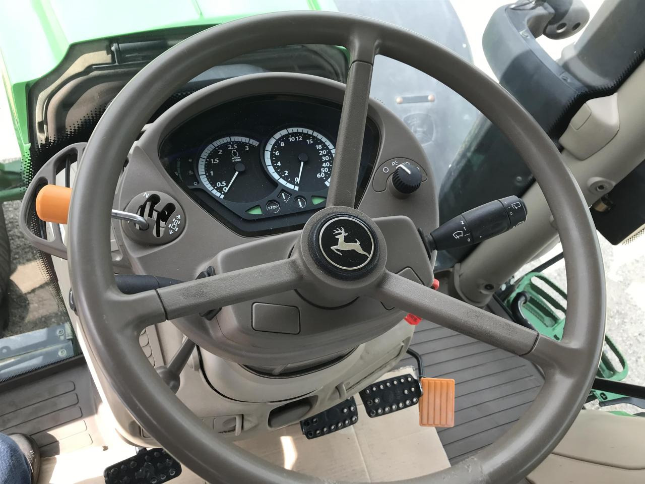 Tractor John Deere 6215R: foto 9
